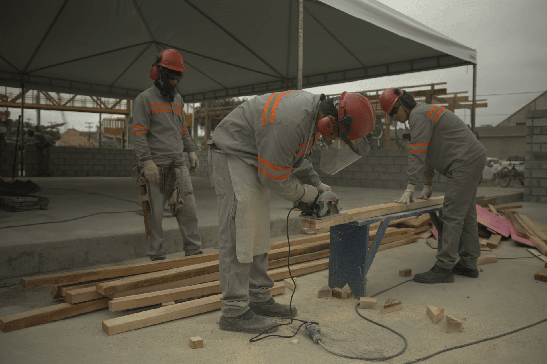 Equipe em atividade na obra
